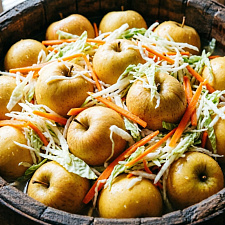 Моченые яблоки с капустой