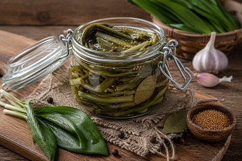Маринованная черемша с пряностями