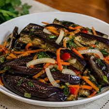Соленые баклажаны с овощами