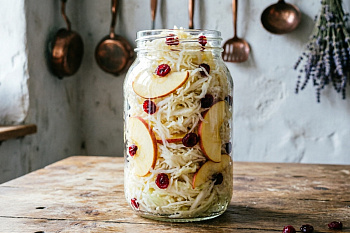 Капуста с клюквой и яблоками
