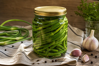 Маринованные стрелки чеснока