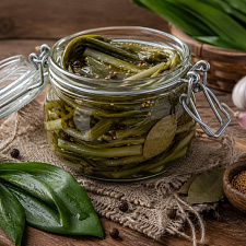 Маринованная черемша с пряностями