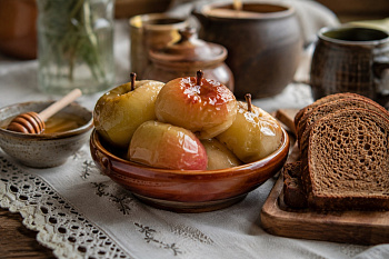 Мочёные яблоки с мёдом и ржаным хлебом