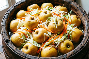 Моченые яблоки с капустой