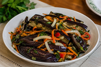 Соленые баклажаны с овощами
