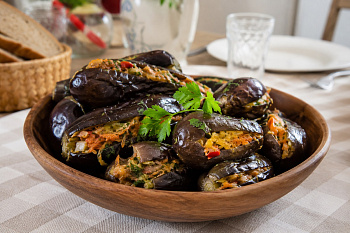 Солёные баклажаны с овощами